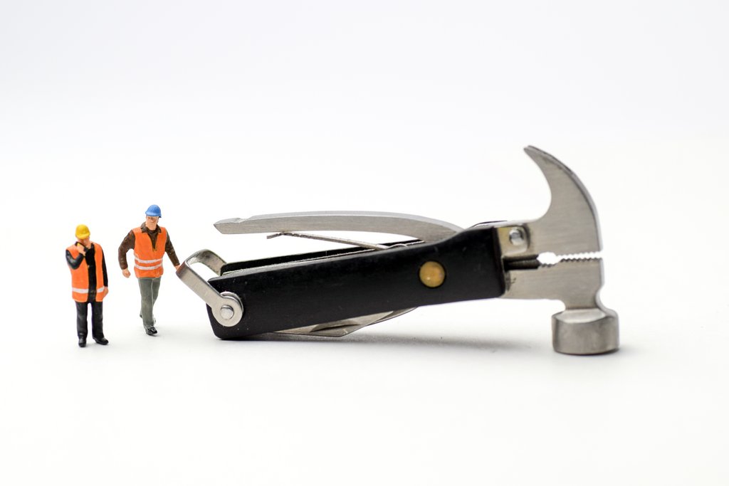 Zwei Minifiguren stehen um ein Multitool herum, welches für unseren umfassenden SAP Application Support steht.